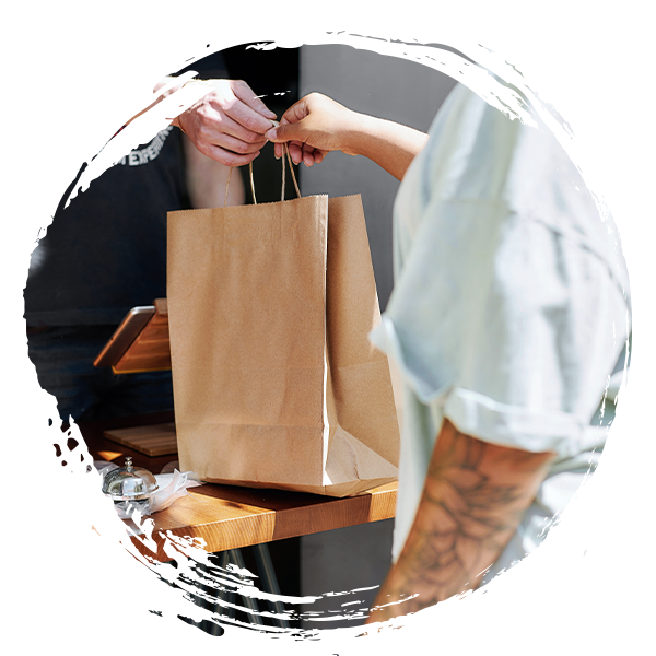 Gagnez du temps et de la place dans votre restaurant en adoptant la formule click'n' collect Photo d'un échange de click'n'collect de restauration