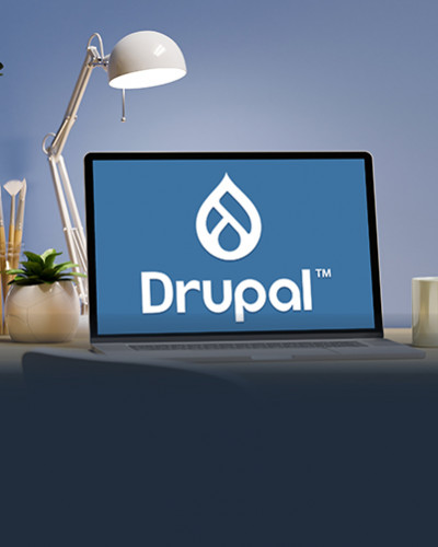 Photo d'un ordinateur avec le logo de Drupal